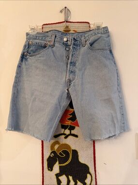 “Levi’s” cut off Distressed Jean Shorts